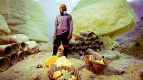 鬼斧神工 伊真火山礦區的異世奇景與防毒面具下的堅守
